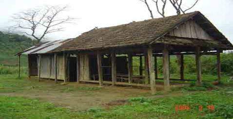 An old wooden house with a sloped roof stands in a grassy area. The structure appears weathered and is surrounded by sparse trees. Date on the image reads 2004/4/28.