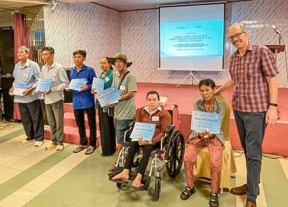 Mr. Anthony Kolb, Deputy Director, Reconciliation and Inclusive Development Office (RIDO) USAID/Vietnam with the beneficiaries. Ông Anthony Kolb, Phó Trưởng phòng Hàn gắn và Phát triển Hòa nhập, Cơ quan USAID/Việt Nam trao vốn sinh kế cho người khuyết tật.