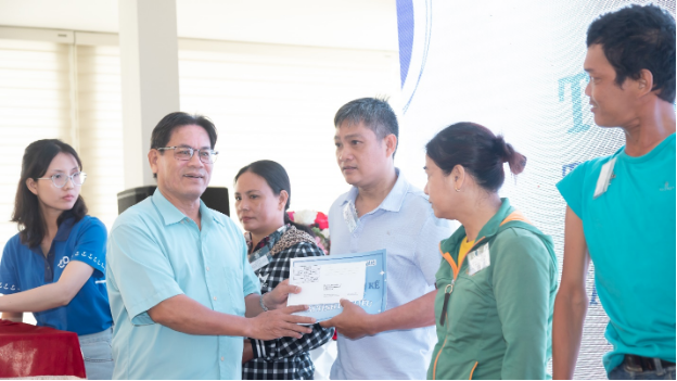 Dinh Xuan Phuong, Deputy Director of Bac Lieu DOLISA awarded livelihood support to beneficiaries